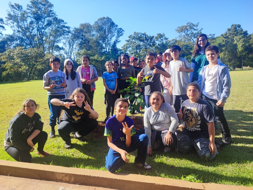 SEMANA DO MEIO AMBIENTE: Alunos participam de plantio de árvores na EMEIF Prof.ª Maria Amélia Castro Burali