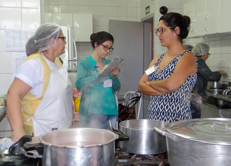 Conselheiros da Educação fiscalizam alimentos da Rede Municipal 
