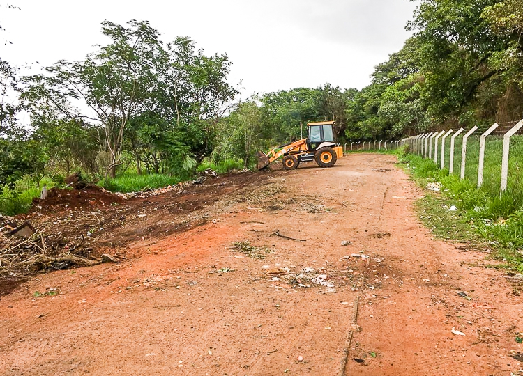 A secretaria Municipal do Meio Ambiente realizou durante a semana limpeza em área do Tênis Clube