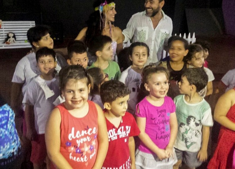 Espetáculo infantil apresentado por Joyce Cândido e Leo Bento