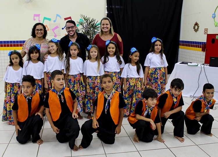 Apresentação de encerramento da oficina de dança do Programa Novo mais Educação