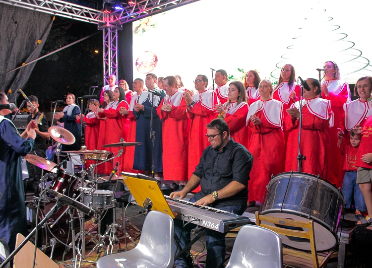 Cantata Iluminada de Natal reúne grande público na Praça da Mocidade em Assis