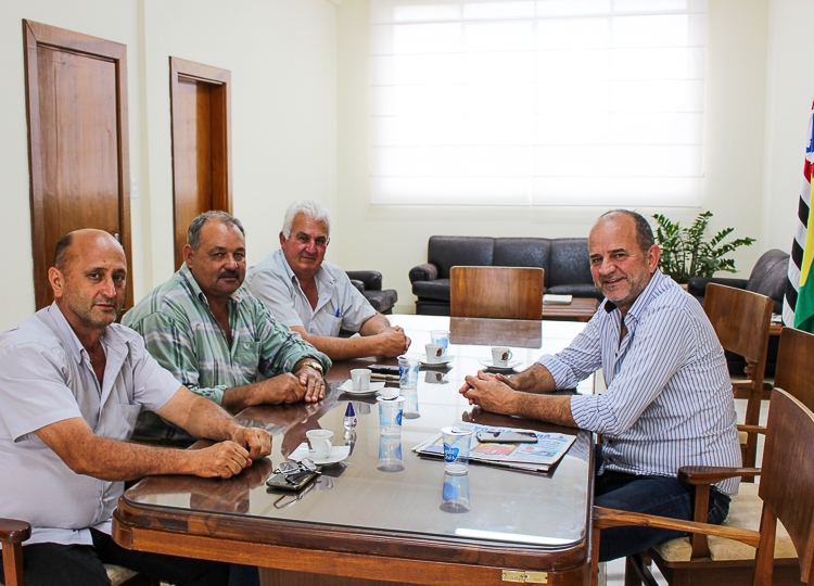 O prefeito José Fernandes recebeu nesta segunda-feira, 18, a visita do prefeito de Platina, Wagner Roberto de Lima