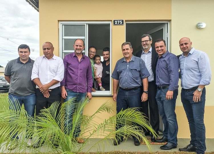 O prefeito José Fernandes e o vice Márcio Veterinário participaram na manhã desta quinta-feira, 28, da entrega das chaves de 681 moradias