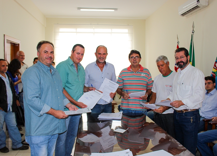 O prefeito José Fernandes se reuniu com 25 empresários da cidade para assinatura do Termo de Concessão de Área 