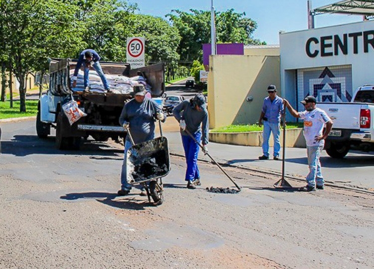 Prefeitura realiza tapa buracos em rua da Vila Prudenciana e Otto Ribeiro