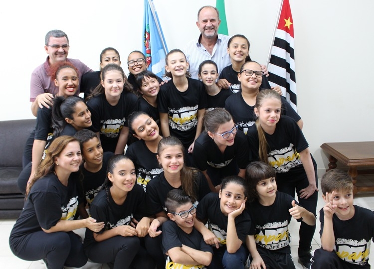 Prefeito recebe a visita de grupo de Hip Hop infantil