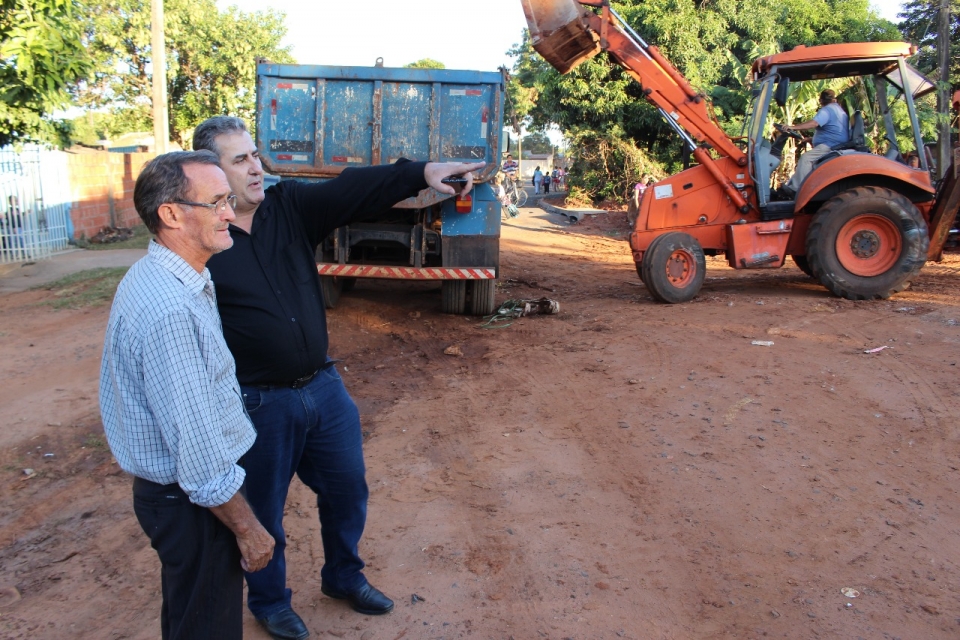 Vice-prefeito visita obras de abertura de ruas no Jardim 3 Américas III