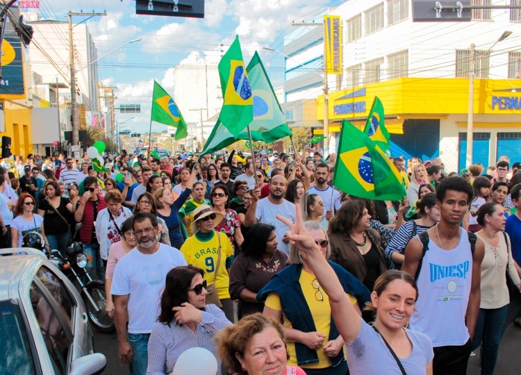 Prefeito e vice participam de passeata na Avenida Rui Barbosa