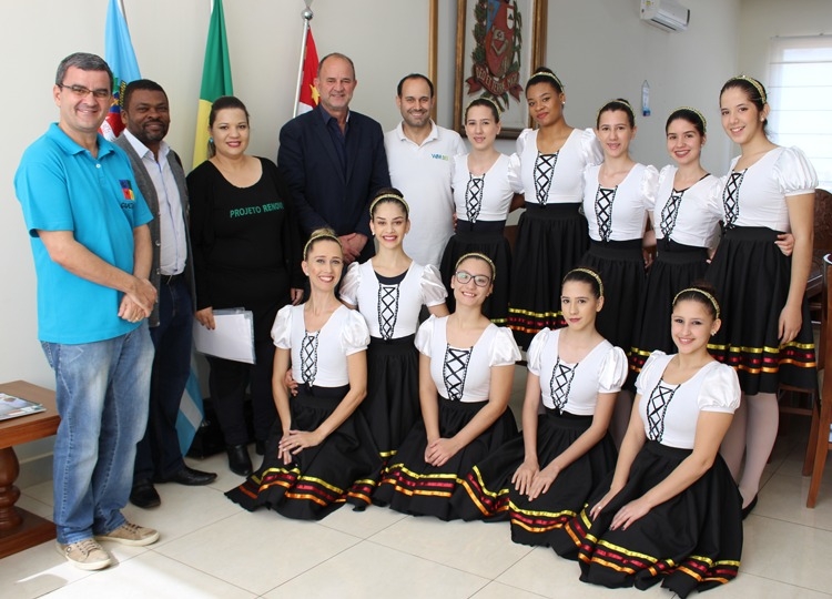 Prefeito recebe alunos do Projeto Renovo