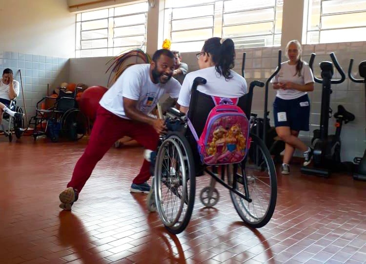 Aulas de capoeira na APAE