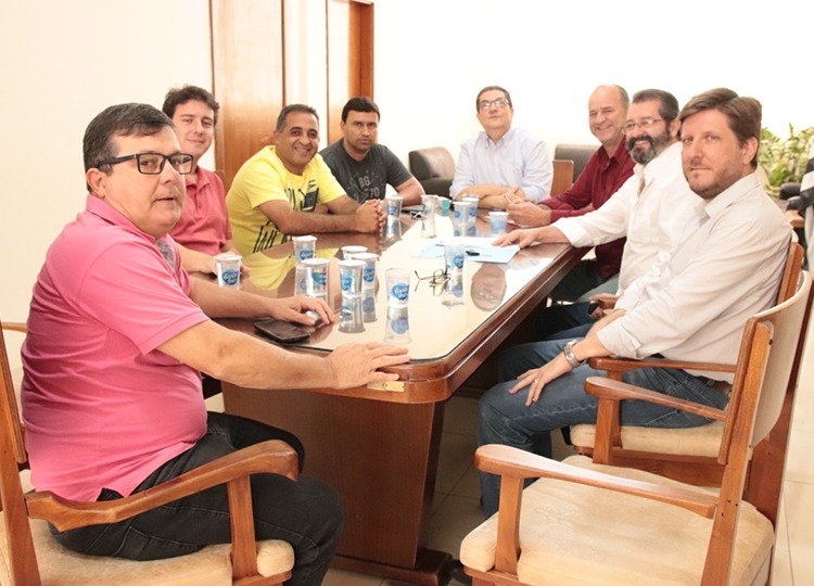 Prefeito se reúne com vereadores e atende solicitações