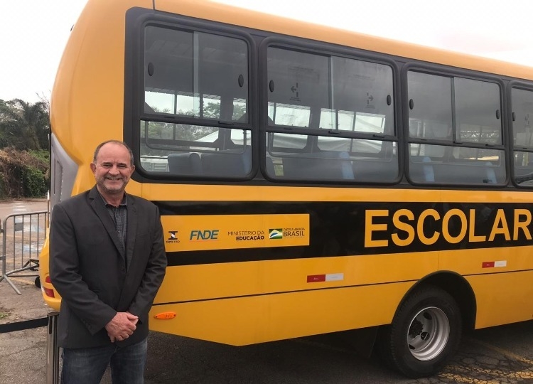 Prefeito recebe novo ônibus para Educação Municipal