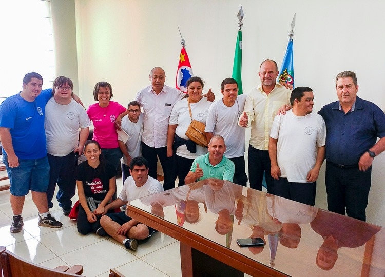 Alunos da APAE visitam prefeito