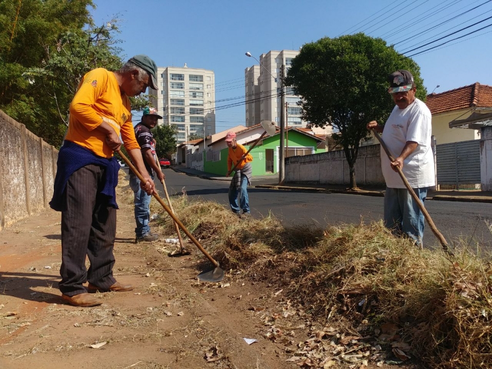 Limpeza de área atrás da Santa Casa