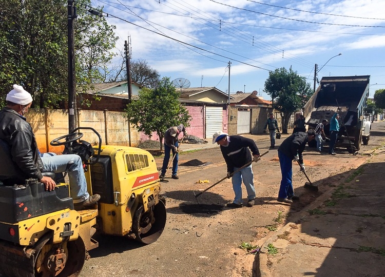Prefeitura realiza serviços de tapa buracos na Vila Ribeiro