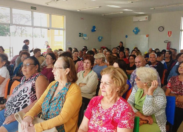 Idosos se reúnem no CCI