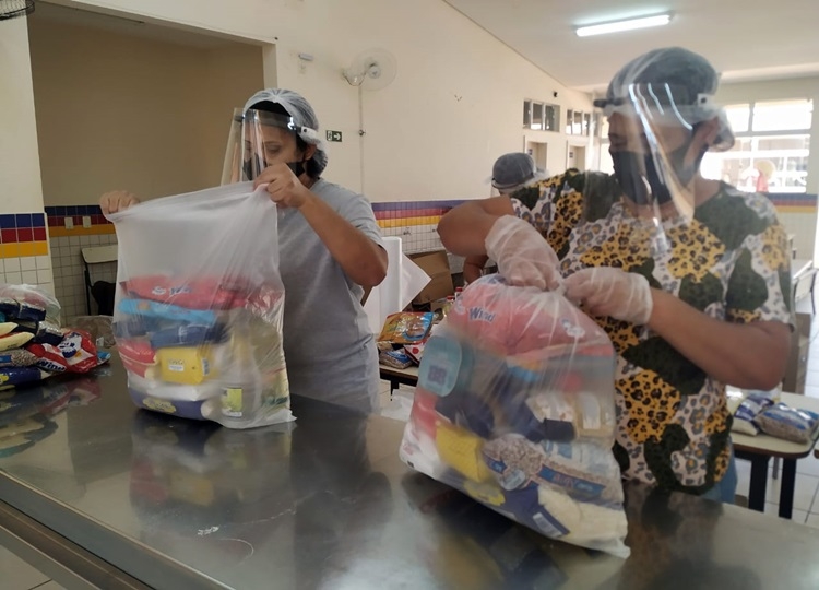 Educação entrega 8.500 kits de alimentos a alunos da Rede Municipal
