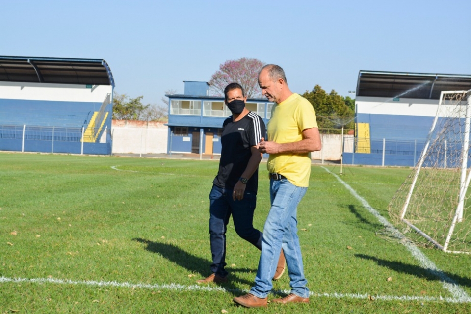 Prefeito vistoria fase final das obras no Estádio Marcelino de Souza e já vislumbra reestruturação feita pelo Executivo 