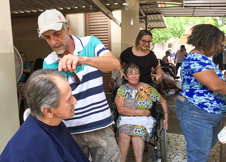 Dia de beleza no Abrigo a Idosos