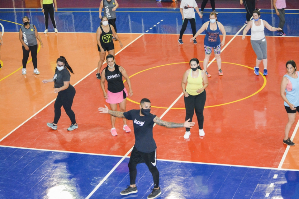 Prefeitura oferece aulas de fit dance para servidores e população