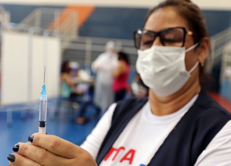 SAÚDE EM MOVIMENTO: Assis retoma vacinação contra COVID-19