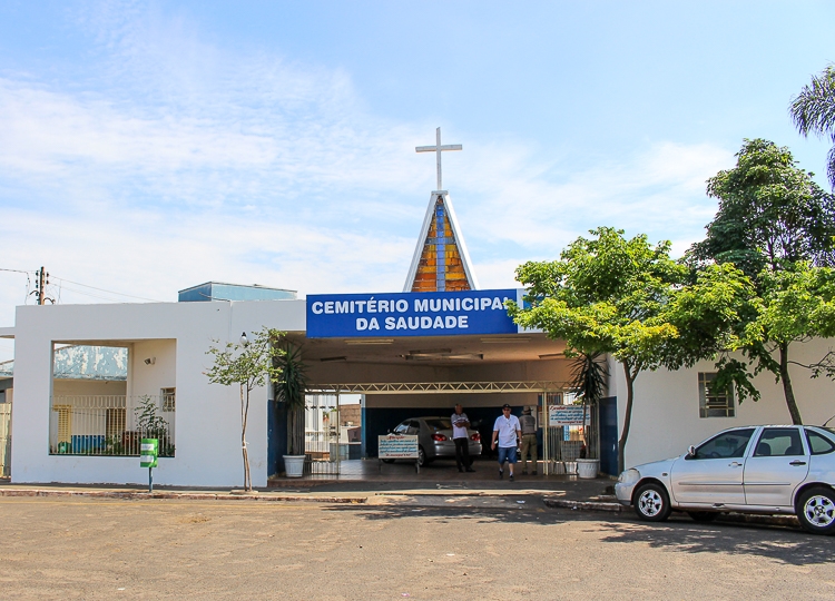 Prefeitura realiza limpeza geral no Cemitério