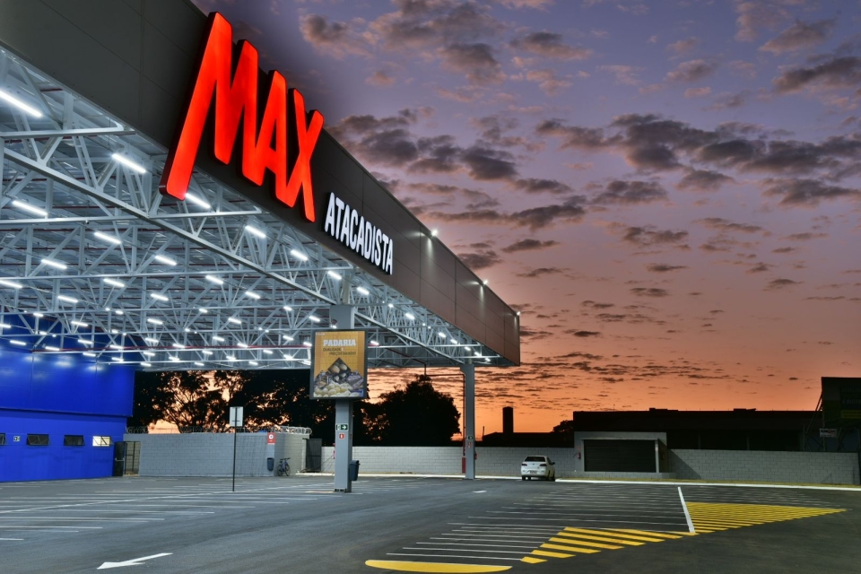 Prefeito prestigia inauguração do Max Atacadista em Assis