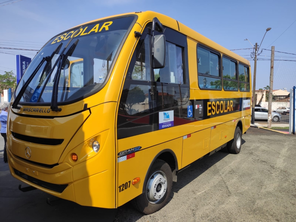 Prefeito entrega novo ônibus para transporte escolar na Rede Municipal de Ensino
