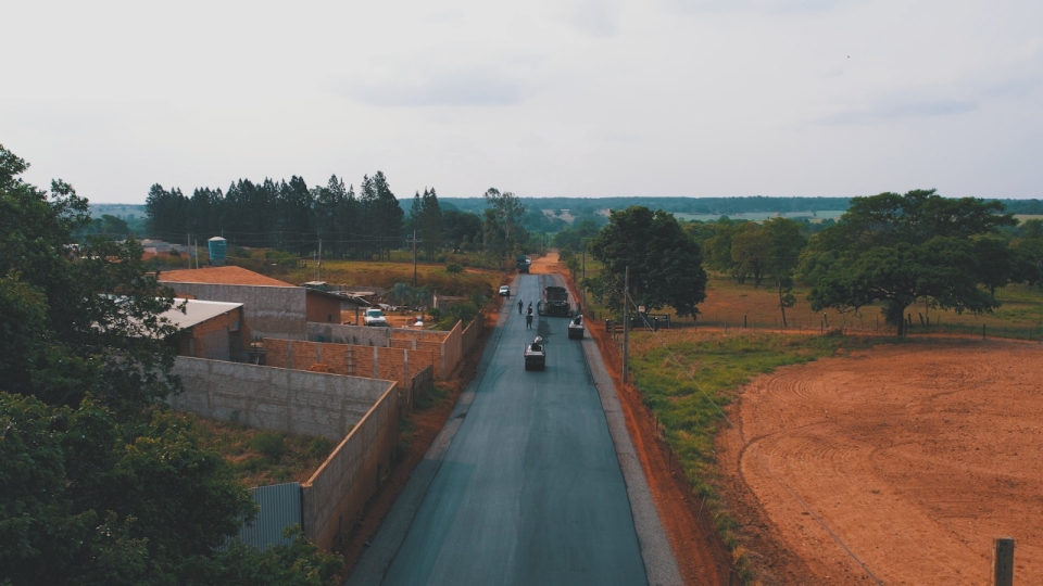 Prefeitura entrega mais 740 metros de asfalto na estrada do Cervinho