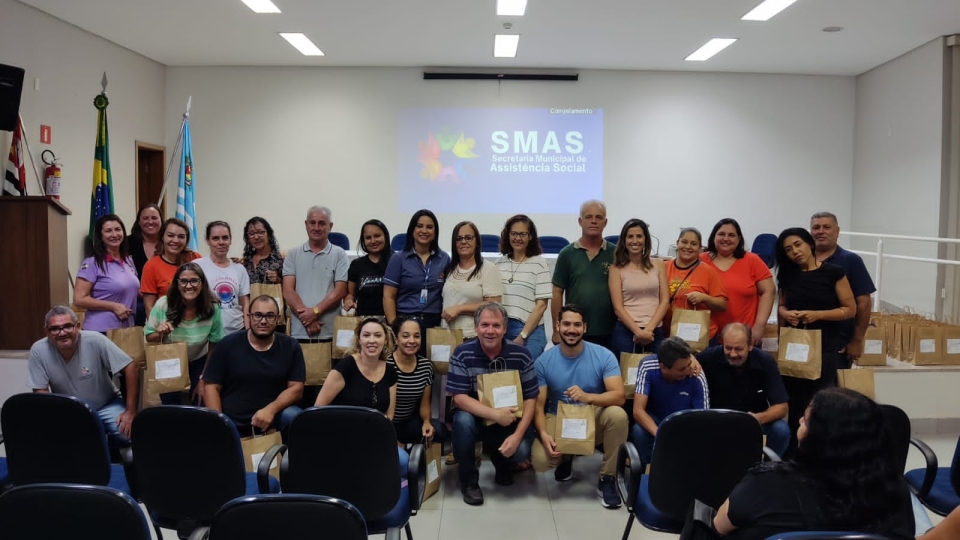 Prefeitura incorpora oficialmente novos servidores da Assistência Social com entrega de uniformes e crachás