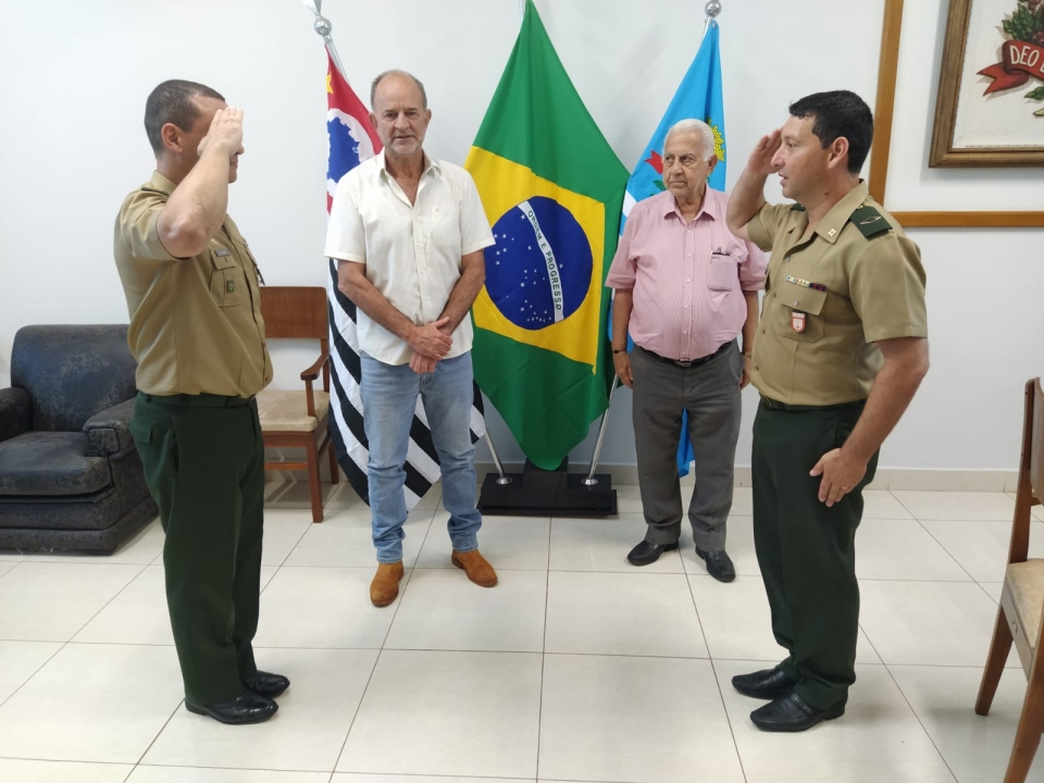 Prefeito e vice prestigiam cerimônia que marca a transição no Tiro de Guerra 02-046 em Assis