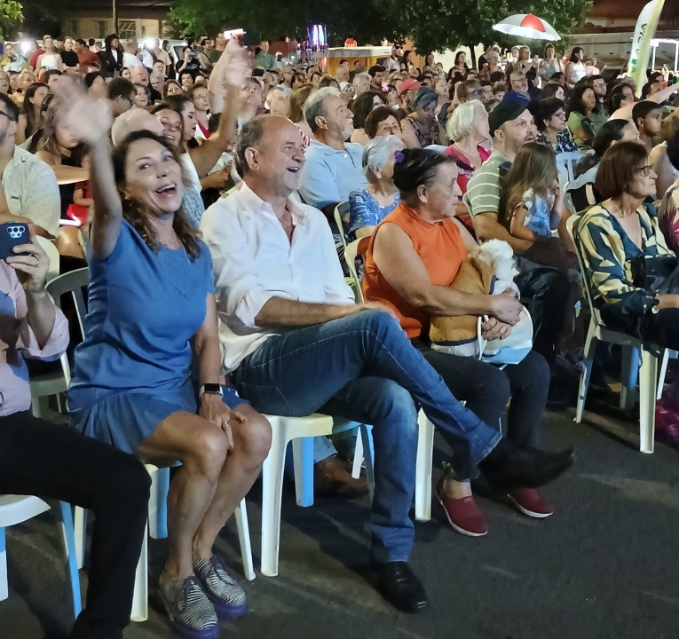 Cantata Iluminada de Natal emociona público presente durante apresentação na Praça da Mocidade