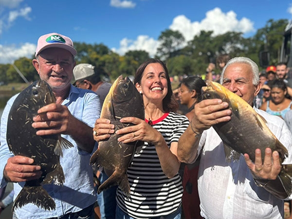 Soltura de peixes no Parque das Águas atrai centenas de pessoas