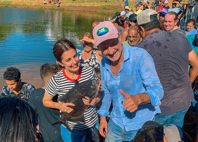 Prefeito e empresários se unem para soltura de 2 toneladas de peixes no Parque das Águas