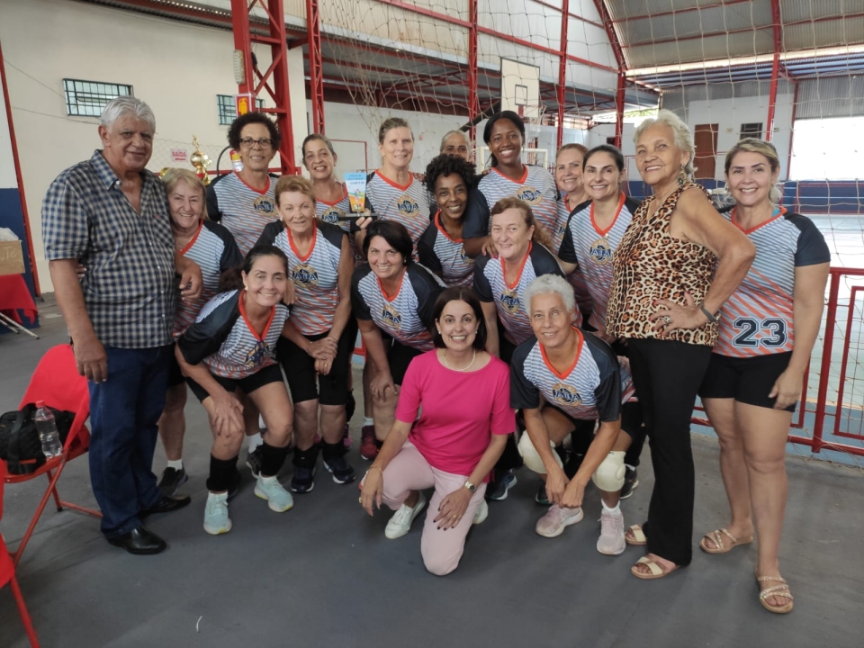 Prefeito prestigia reinauguração da quadra poliesportiva do Clube da 3ª Idade de Assis