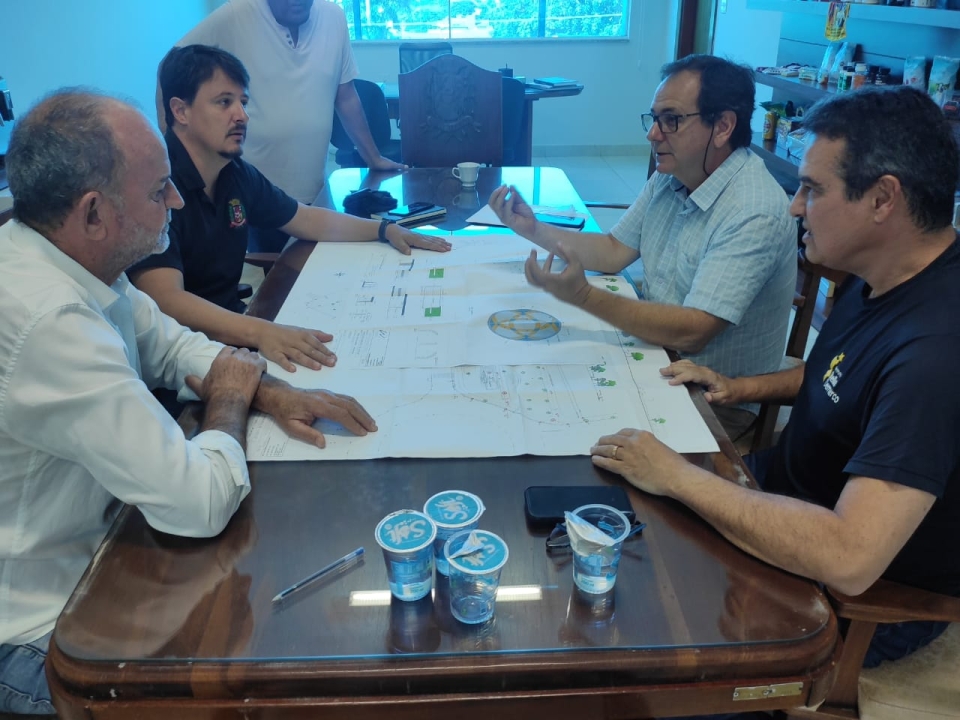 Empresário construirá praça pública em parceria com a prefeitura