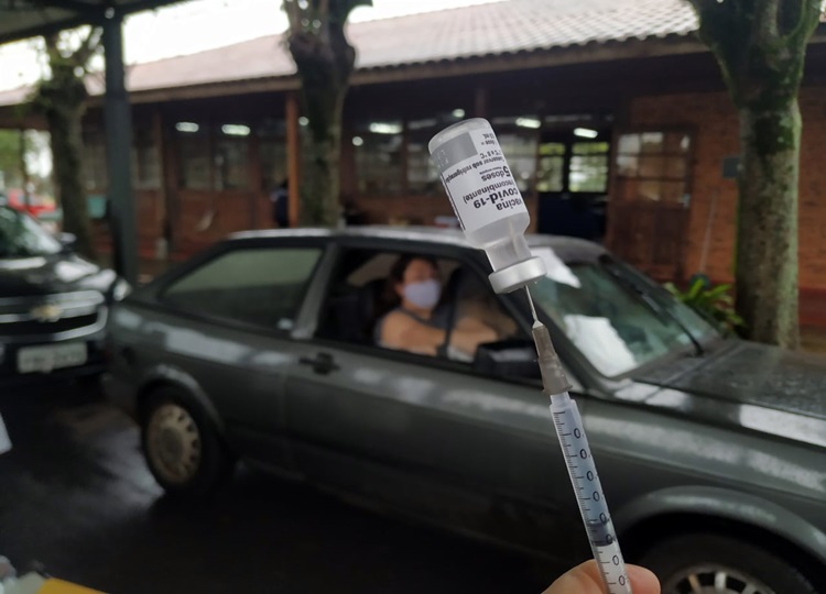 Profissionais da Educação Básica com mais de 18 anos serão imunizados contra COVID no próximo sábado, 12