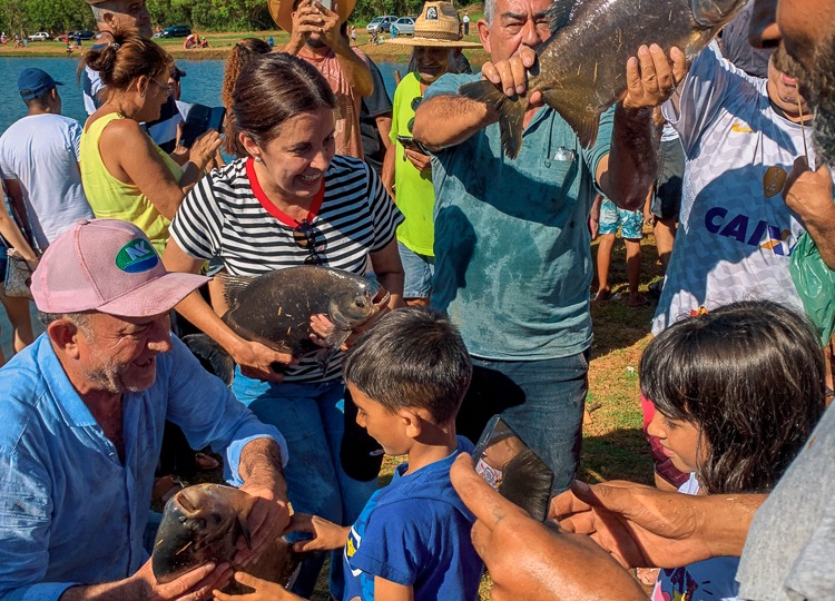 Soltura de peixes no Parque das Águas atrai centenas de pessoas