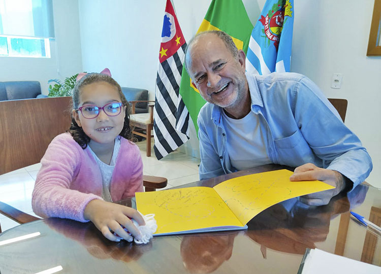 Menina de 8 anos realiza o sonho de conhecer o prefeito José Fernandes