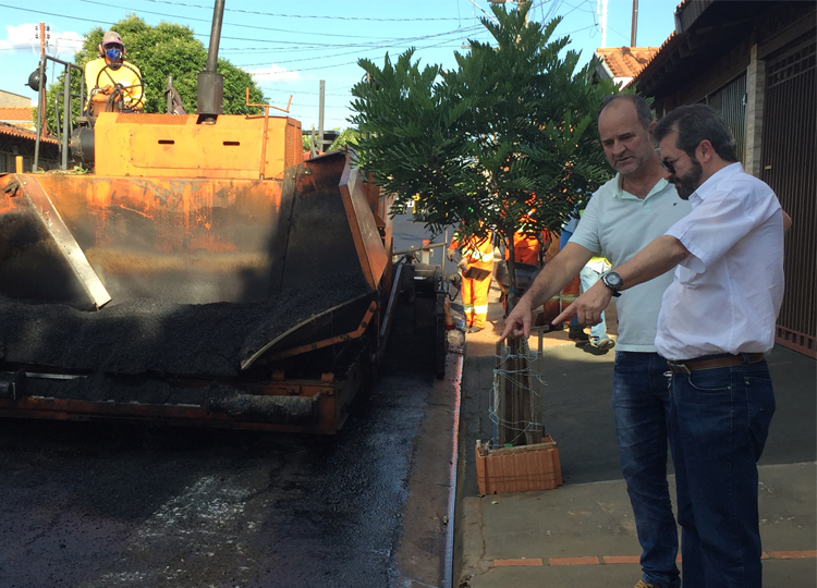 Prefeito visita obras de recapeamento no Jardim Paraná