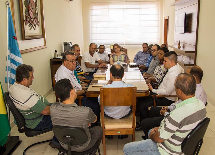 Pastores evangélicos fazem oração na Prefeitura