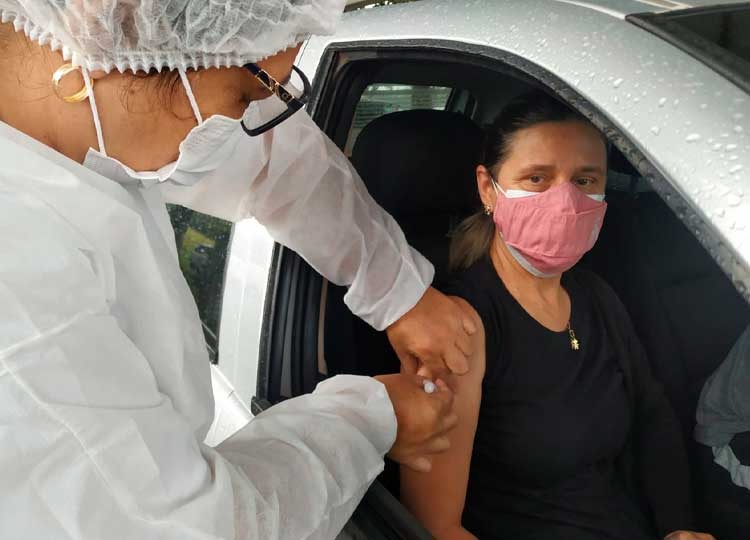 Saúde vacina profissionais da educação com 3ª dose contra COVID-19; Intervalo da 2ª dose precisa ser de 5 meses