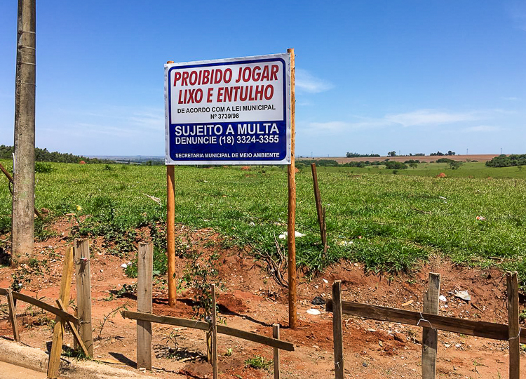 Prefeitura instala placas de “Proibido jogar lixo” nos bairros Nova Assis e Assis III