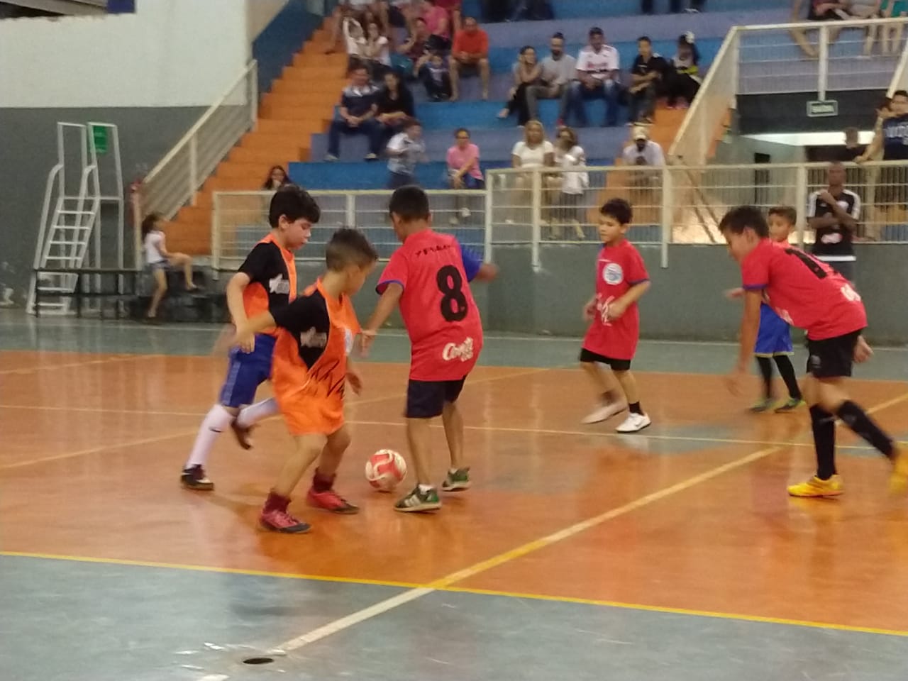 Prefeitura oferece na EMEIF Coraly Júlia aulas de futsal do PV48