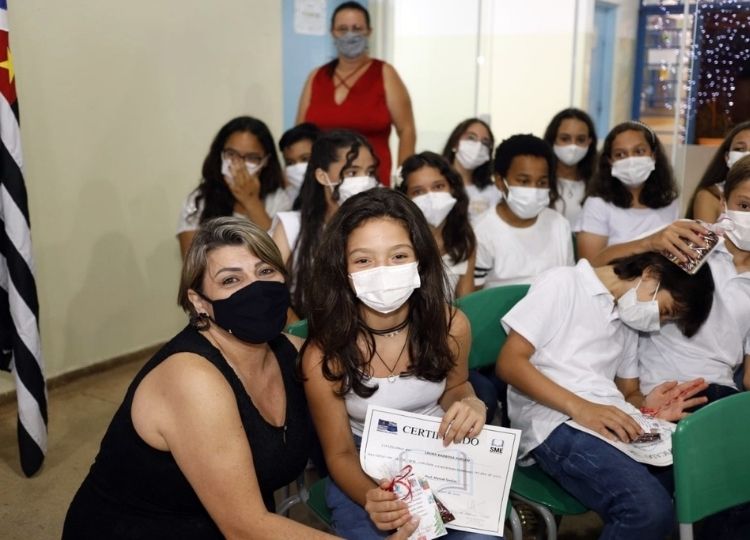 CIDADE EM MOVIMENTO: Alunos da Rede Municipal de Ensino participam de cerimônia de formatura do 5º ano do Ensino Fundamental I