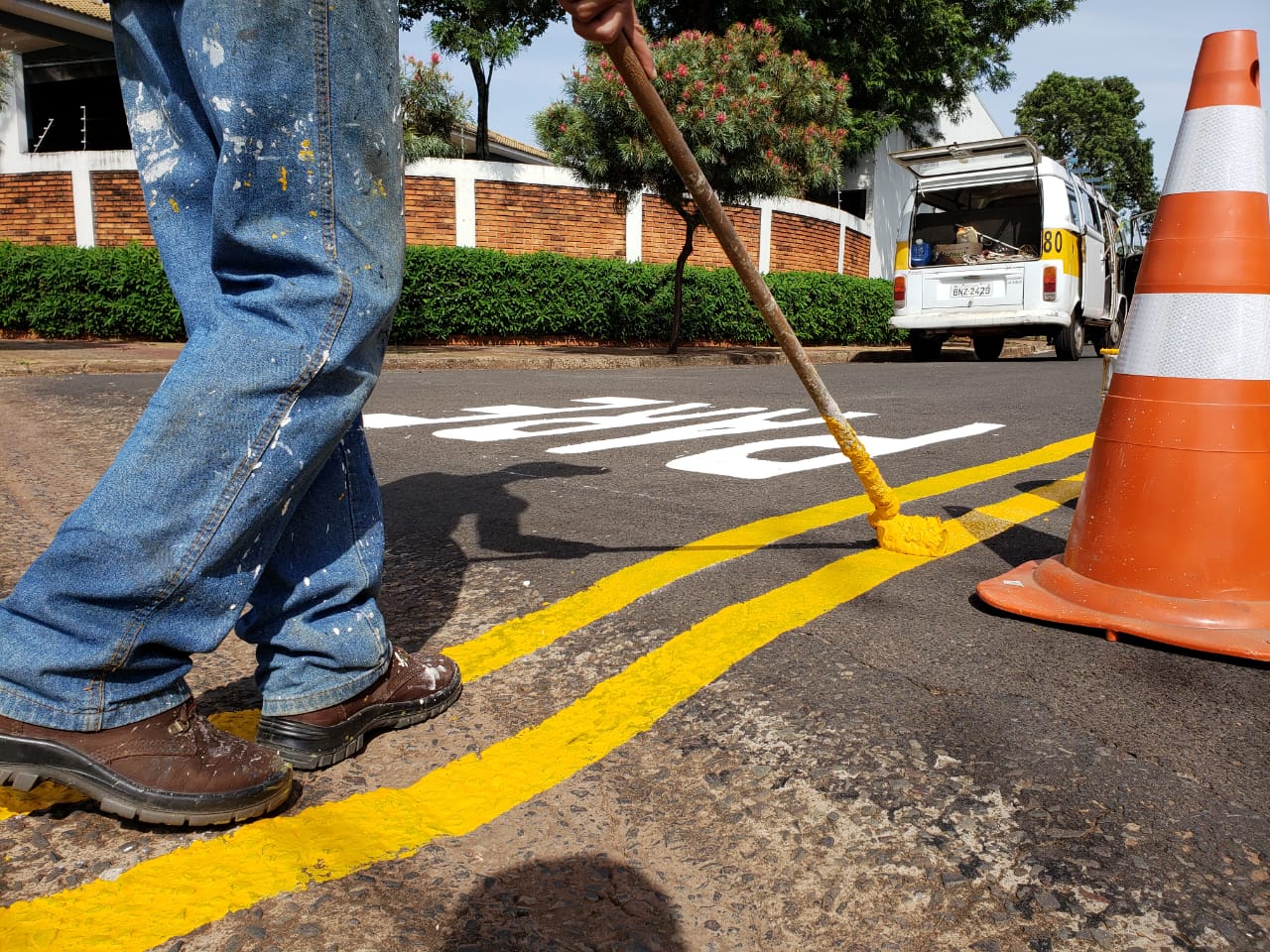 Prefeitura realiza pintura de ruas no Jardim Europa
