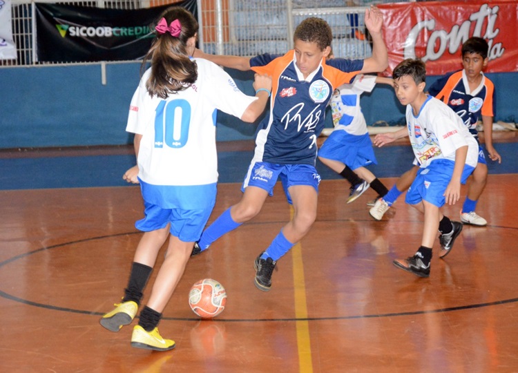 ESPORTE EM MOVIMENTO: Prefeitura e Projeto Social PV48 divulgam retorno das aulas de futsal