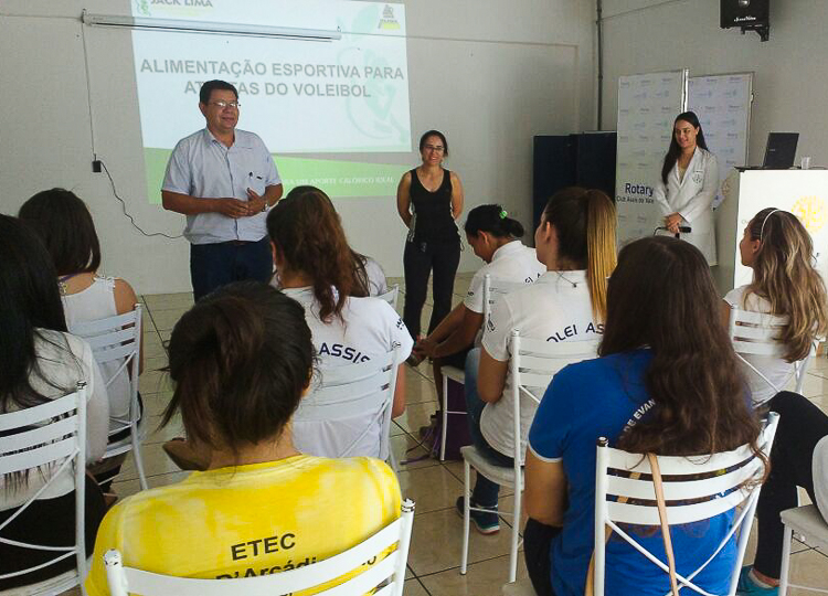 Equipe de Voleibol feminino recebe instruções de nutricionista