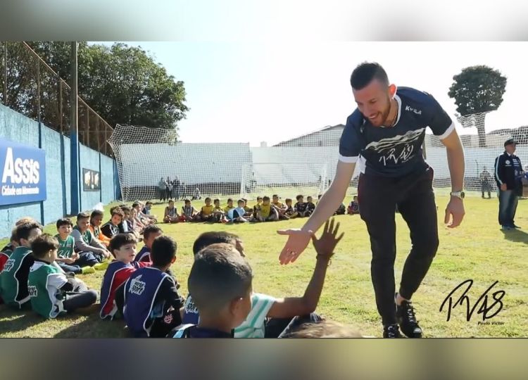 Goleiro Paulo Victor participa de evento com crianças e jovens do Projeto PV48